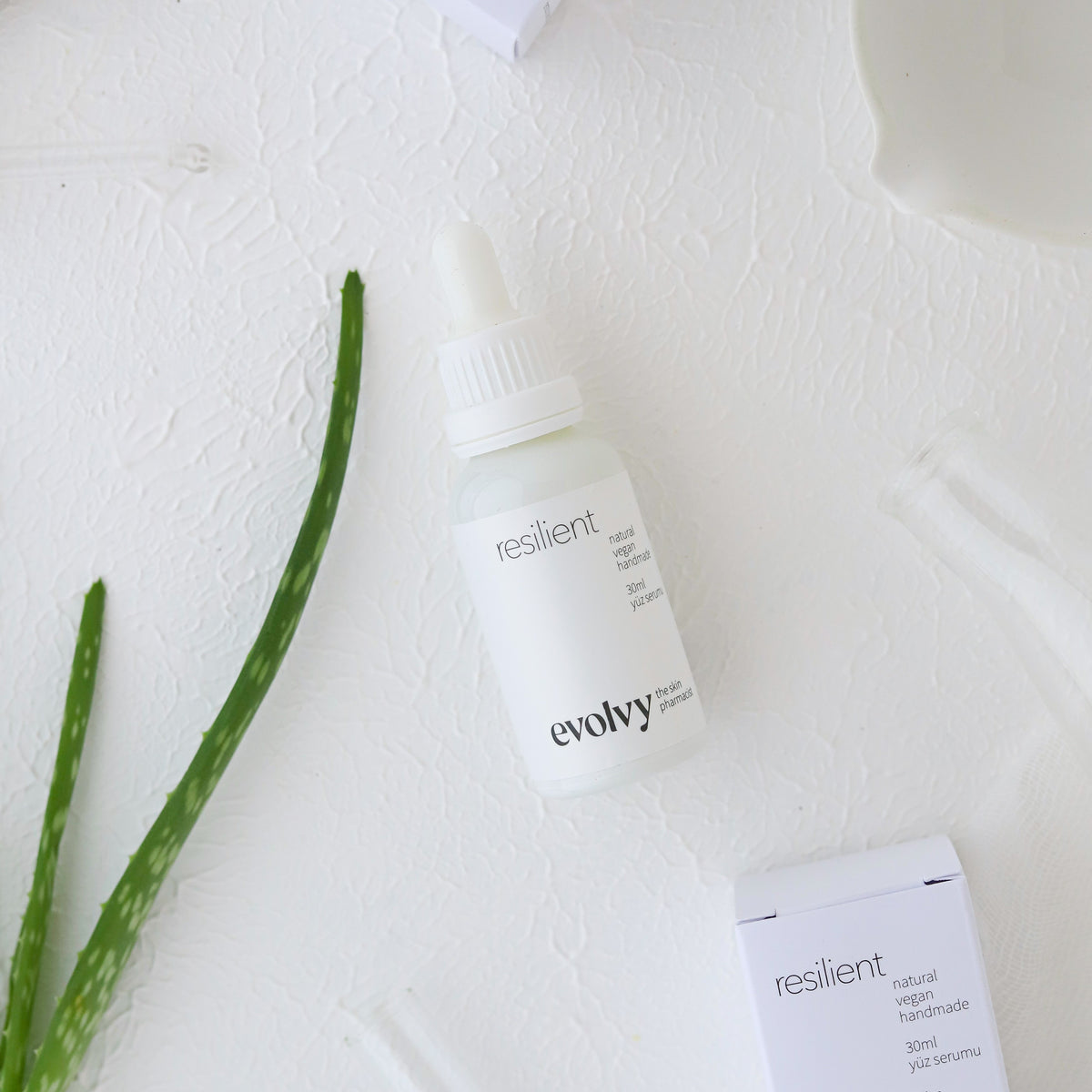 Resilient: Hassas Ciltler İçin Retinol & C Vitamini Destekli Gençlik Serumu, Roza Dostu, %100 Doğal & Temiz İçerik