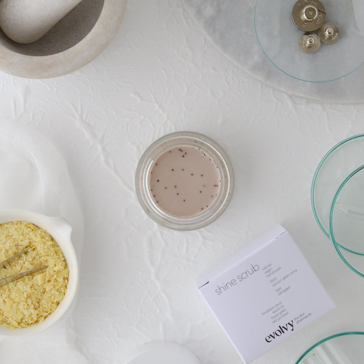 Shine Scrub: Işıltı Veren Nazik Arındırıcı & Nemlendirici Peeling, Roza Dostu, Doğal & Temiz İçerik